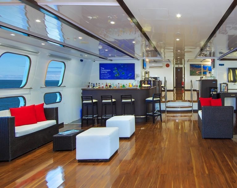 Natural Paradise Yacht Galápagos cruise – lounge