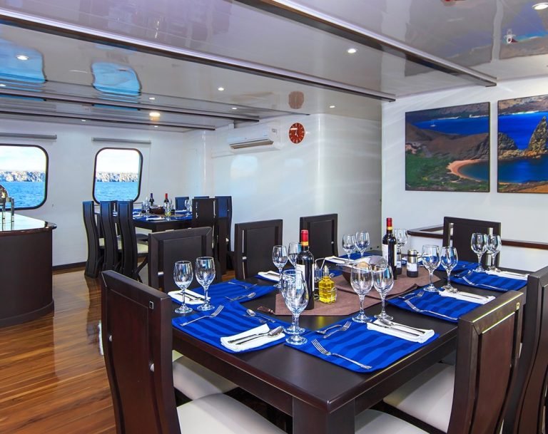 Natural Paradise Yacht Galápagos cruise – dining